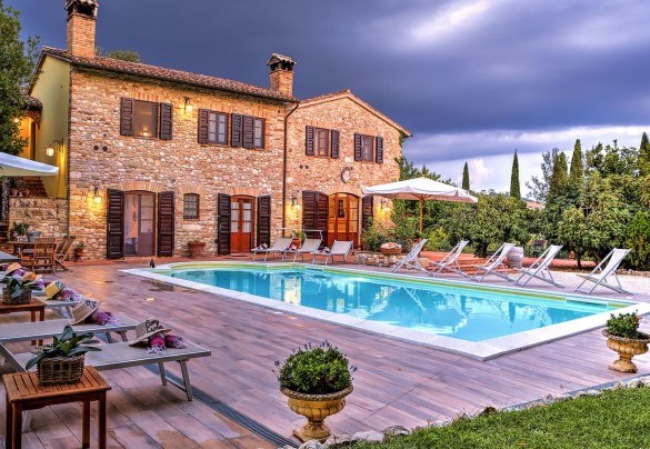 La proprietà è ritirata nella quiete della campagna umbra - Borgo dei Cipressi   