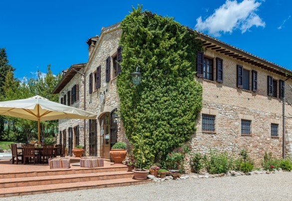 Il fascino tipico dei casali umbri a cui fanno da cornice un giardino rigoglioso e curato - Borgo dei Cipressi