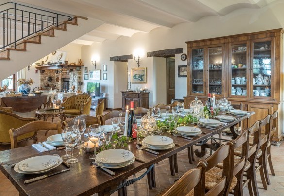Il salotto open con il tavolo imbandito per cene importanti - Borgo dei Cipressi