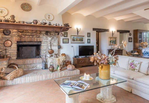 Dal salotto si arriva comodamente in cucina - Borgo dei Cipressi