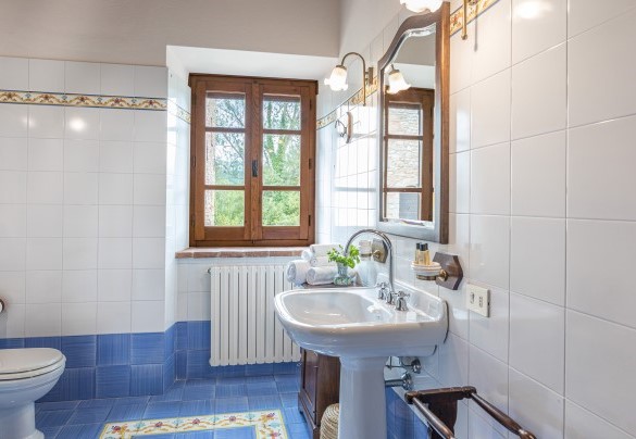 Bagno con doccia al primo piano - Borgo dei Cipressi
