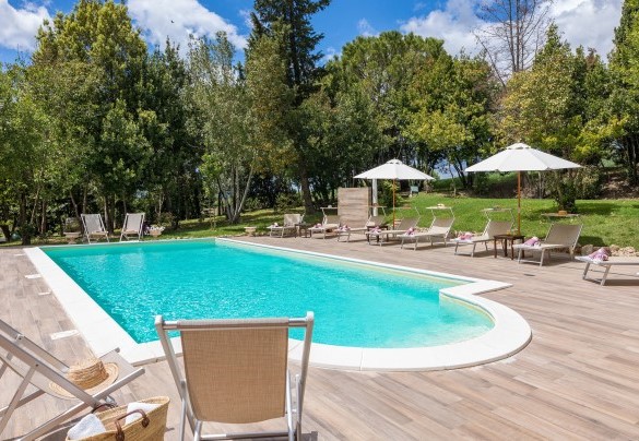 La piscina misura 11 x 5 m ed ha una profondità costante di 1,5 m - Borgo dei Cipressi