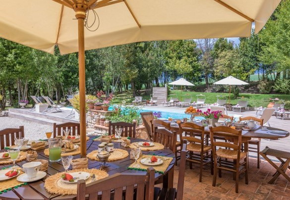 Dettaglio della zona per mangiare all'aperto - Borgo dei Cipressi 