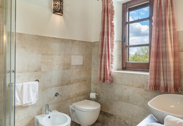 Bagno en suite con doccia al primo piano - Borgo dei Cipressi
