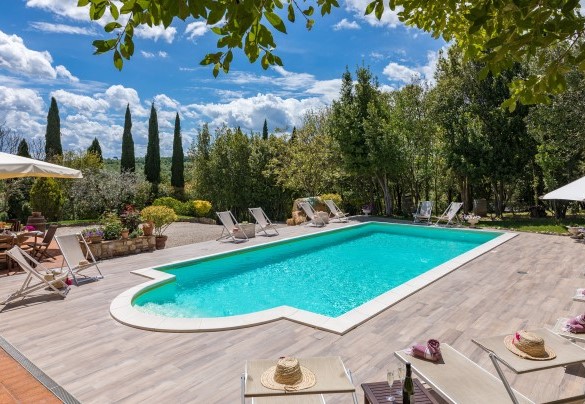 La piscina e la zona prendisole attrezzata con lettini, ombrelloni e doccia esterna - Borgo dei Cipressi