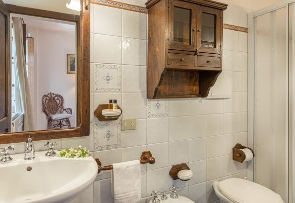 Bagno en suite con doccia al piano terra - Borgo dei Cipressi