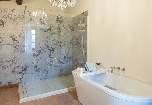 Bagno en suite con vasca e doccia al primo piano - Borgo dei Cipressi