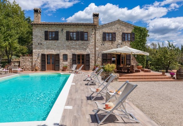 La piscina e il casale in pietra visti dal giardino - Borgo dei Cipressi 