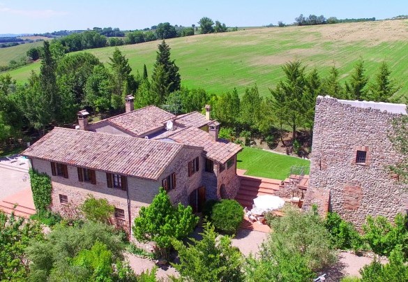 La proprietà si erge di fronte alla collina di Todi - Borgo dei Cipressi