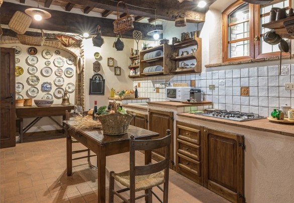 Dal salone si accede alla cucina - Borgo dei Cipressi 