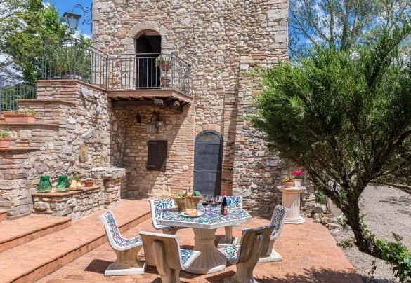 Fra il casale e la torre si trova il romantico cortile con pavimento in cotto - Borgo dei Cipressi   