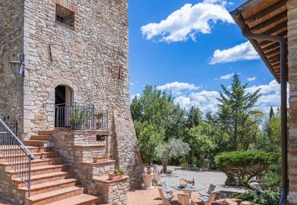 L'ingresso della torre di avvistamento a pianta quadrata - Borgo dei Cipressi