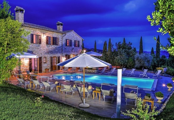 Tutta la splendida proprietà illuminata di notte - Borgo dei Cipressi   