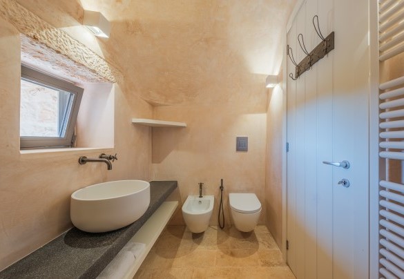 Il bagno con doccia walk-in n.1, nella “lamia”- Borgo dell’Agrumeto
