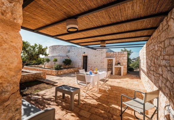 La pergola in cannucciato del “trullo sovrano” allestita per il pranzo- Borgo dell’Agrumeto