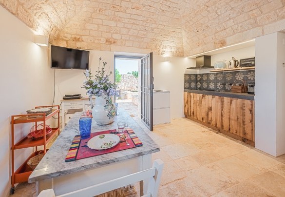 Il living space del “trullo Saraceno” con accesso diretto all’esterno - Borgo dell’Agrumeto