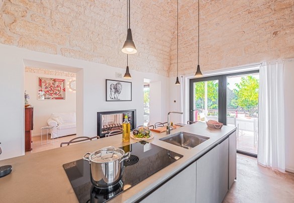 La cucina completa della “lamia” con accesso diretto all’esterno - Borgo dell’Agrumeto