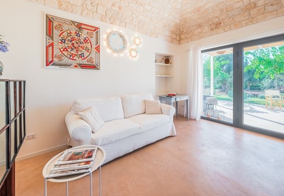 Il living space della “lamia” con accesso diretto all’esterno - Borgo dell’Agrumeto