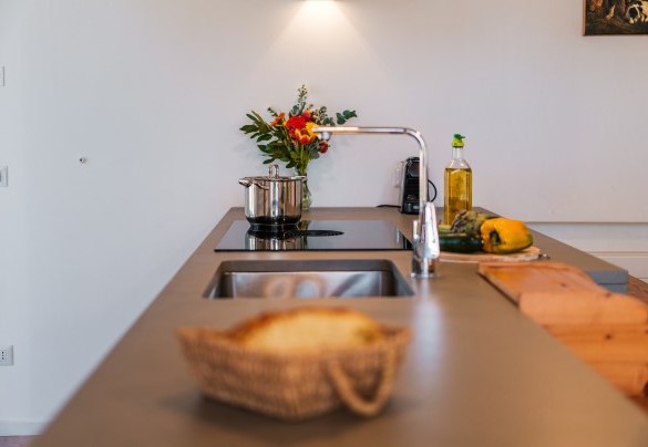 La cucina completa della “lamia” con accesso diretto all’esterno - Borgo dell’Agrumeto