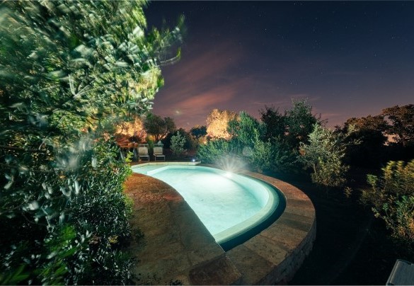 Fantastica è l’atmosfera in piscina con le luci della notte - Borgo dell’Agrumeto
