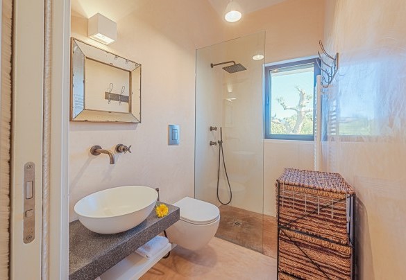 Il bagno con doccia walk-in n.1, nella “lamia”- Borgo dell’Agrumeto