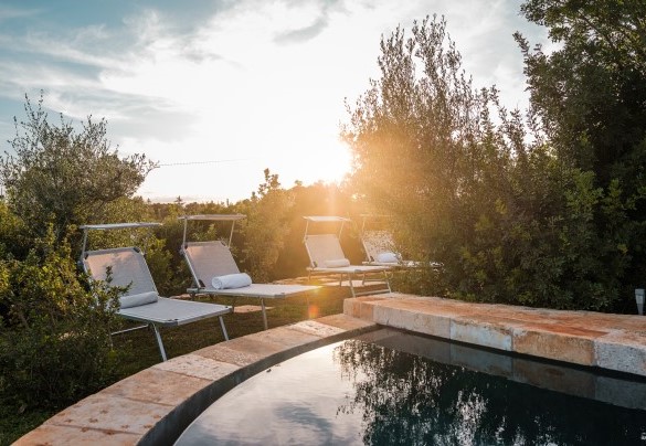 Le luci interne della piscina aggiungono colore ai tramonti quotidiani - Borgo dell’Agrumeto