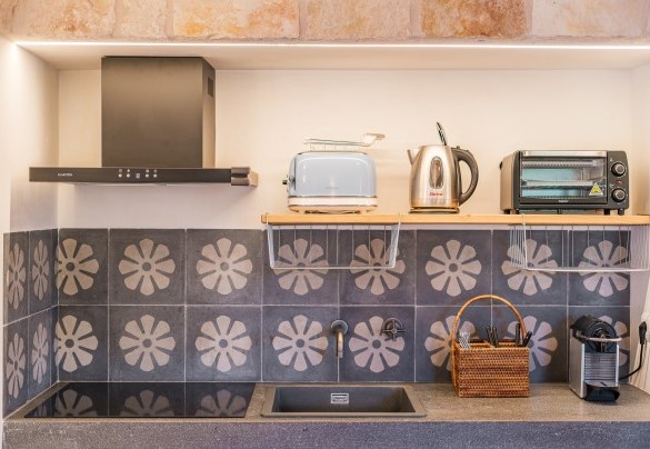 Il living space del “trullo Saraceno” con accesso diretto all’esterno - Borgo dell’Agrumeto