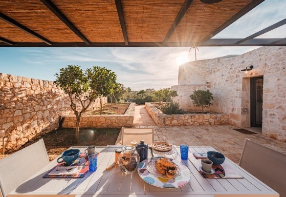 La pergola in cannucciato del “trullo sovrano” allestita per il pranzo- Borgo dell’Agrumeto