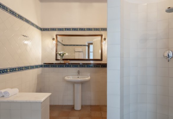 En suite bathroom with shower and tub n.11 to bedroom n.11 – Borgo Gallinaio