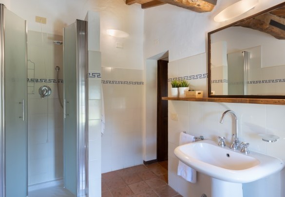 En suite bathroom with shower n.10 to bedroom n.10 – Borgo Gallinaio