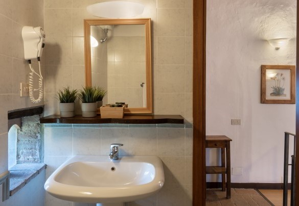 En suite bathroom with shower n.13 to bedroom n.13 – Borgo Gallinaio