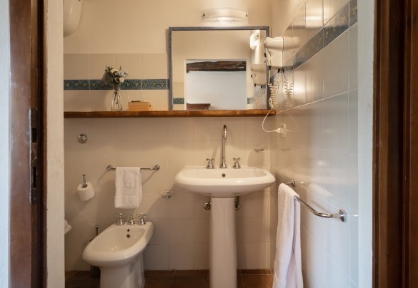 En suite bathroom with shower n.2 to bedroom n.2– Borgo Gallinaio