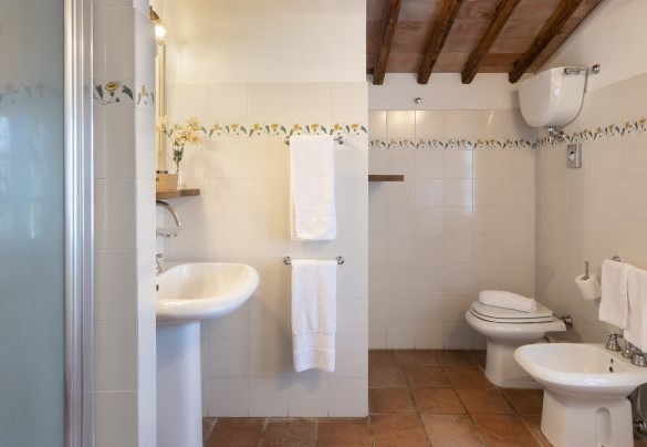 Bathroom with shower n.7, en suite the bedroom n.7 – Borgo Gallinaio