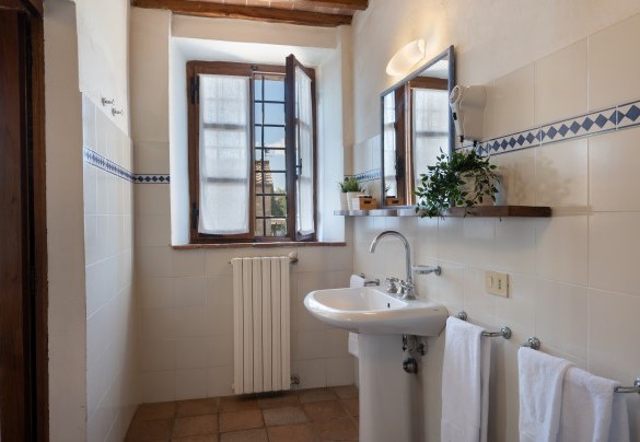 En suite Bathroom with shower n.1 to bedroom n.1 – Borgo Gallinaio