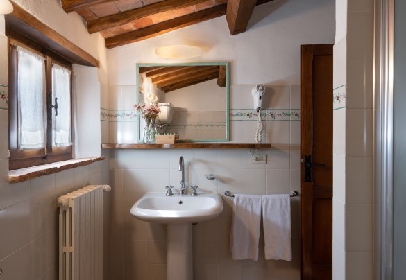 En suite bathroom with shower n. 6 to bedroom n.6 – Borgo Gallinaio