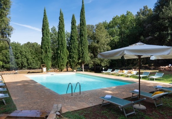 The pool measures 8 x 10 m with a constant depth of 1.40 m – Borgo Gallinaio