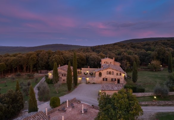 The property reflects all the charm of old 15th century Tuscan buildings still visible in the original architecture, which has remained intact, of the borgo – Borgo Gallinaio