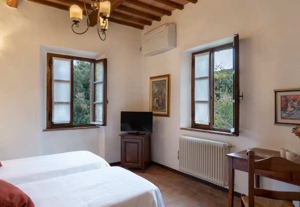 Twin bedroom with joinable beds n.11 on the first floor of the main house – Borgo Gallinaio