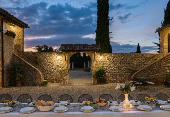 The complex follows the typical structure that is historically defined as "courtyard house", consisting of a main body and a separate annex – Borgo Gallinaio