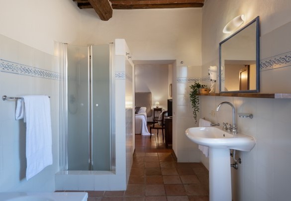 En suite bathroom with shower and tub n.9 to bedroom n.9 – Borgo Gallinaio