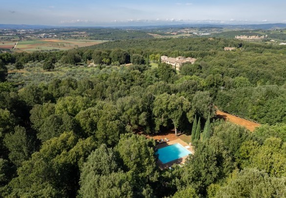 The swimming pool can be reached from the courtyard along an internal path of about 350 m – Borgo Gallinaio