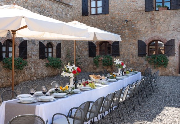 The dining area is set up in the courtyard onto which all the entrances open, close by, a wood oven and barbecue – Borgo Gallinaio 