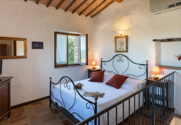 Double bedroom n.13 on the second floor of the main house – Borgo Gallinaio 480