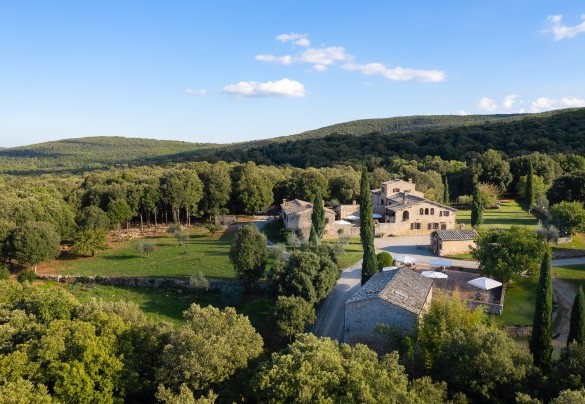 The property is located within the area of the Sienese Montagnola and near the access to the renowned Via Francigena – Borgo Gallinaio