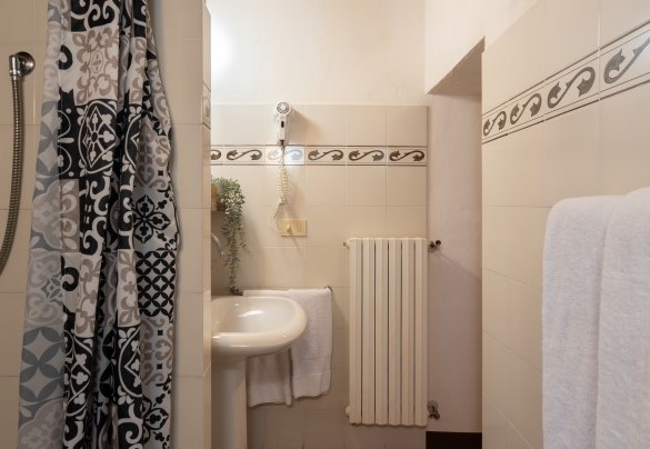 En suite bathroom with shower n.8 to bedroom n.8 – Borgo Gallinaio