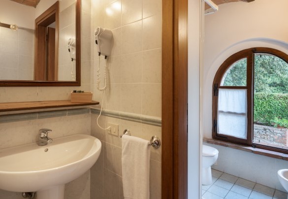 En suite bathroom with shower n.3 to bedroom n.3 – Borgo Gallinaio