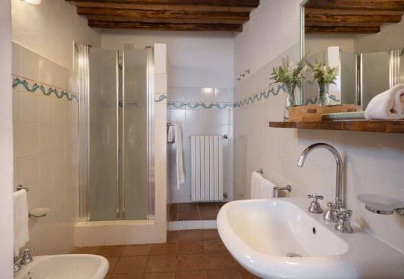 Bagno con doccia n.5, en suite alla camera n.5 – Borgo Gallinaio