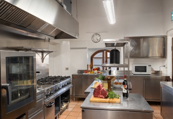 The kitchen with direct access to the outside dining area – Borgo Gallinaio