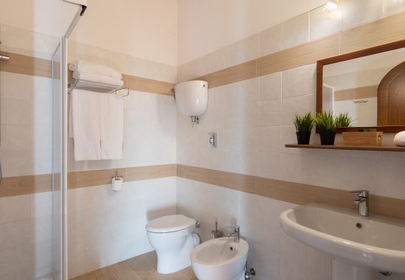 En suite bathroom with shower n.12 to bedroom n.12 – Borgo Gallinaio
