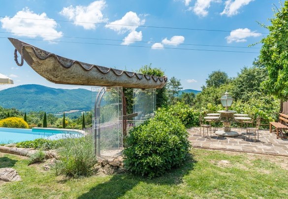 The area is completed by a service bathroom/dressing room – Borgo Paradiso